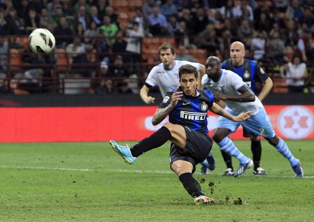 E' il 25' del secondo tempo in Inter-Lazio: Ricky Alvarez va sul dischetto, ma scivola. Ap